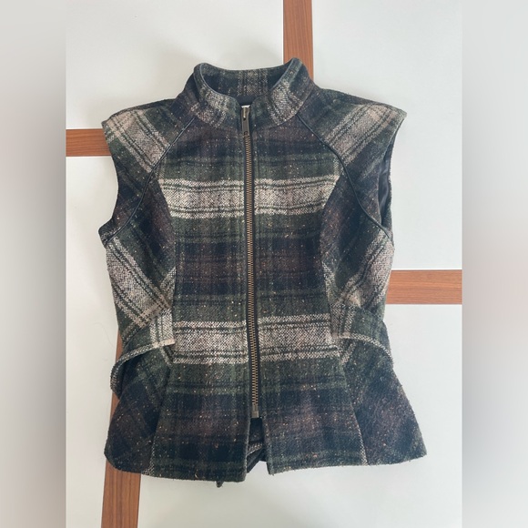 Cabi Women’s Sleeveless Jacket Size M Green Plaid - Picture 1 of 5